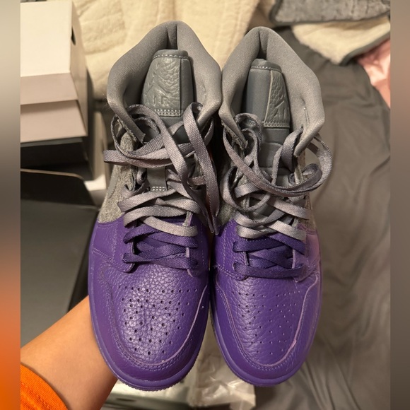 NEVER WORN WMNS AIR JORDAN 1 MID SE UC - Picture 2 of 5